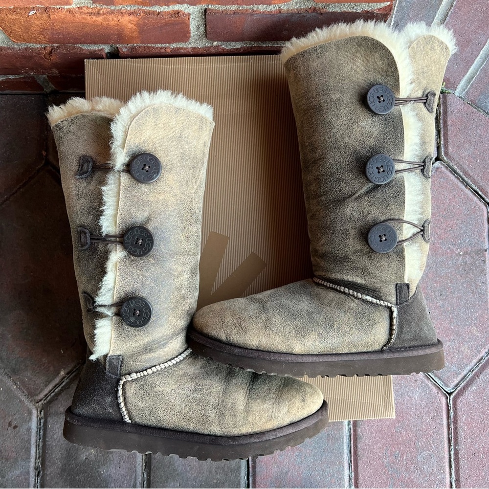 EUC UGG Bailey 3 Button Bomber Leather Boot, Size 8